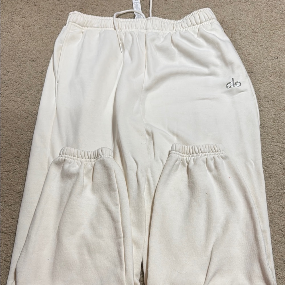 ALO Yoga White Joggers with Balloon Effect